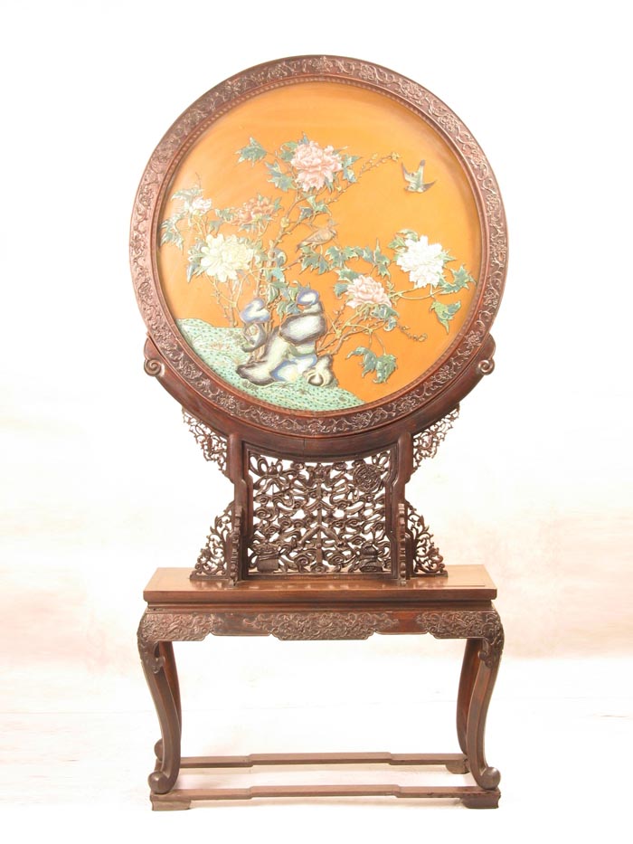 清红木雕花边座嵌玻璃花鸟圆插屏(一对).jpg 清红木雕花边座嵌玻璃花鸟圆插屏(一对).jpg